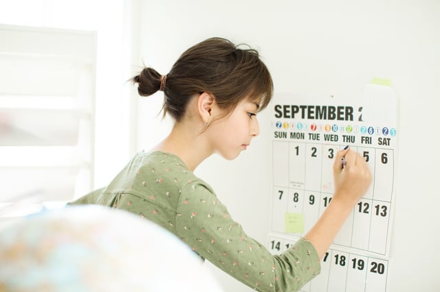 girl_filling_out_calendar