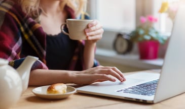 woman_sitting_at_computer.jpg